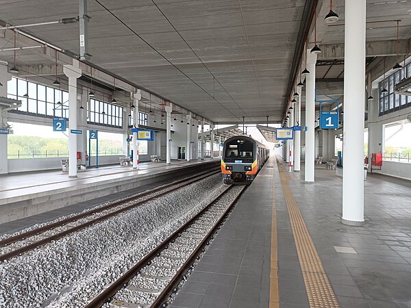 Image: Terminal Skypark KTM Station platform (220708) 01