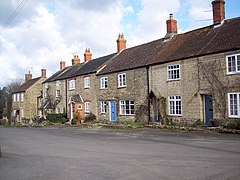 Rumah bertingkat di Stour Provost - geograph.org.inggris - 348605.jpg