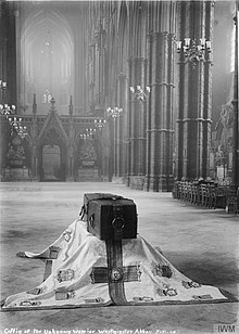 The coffin of the Unknown Warrior in state in the Abbey in 1920, before burial. The Unknown Warrior at Westminster Abbey, November 1920 Q31514.jpg