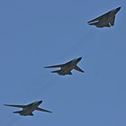Drie F-111's met verschillende vleugelstanden