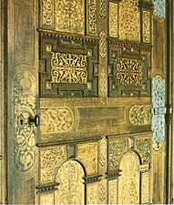 Interiör, dörren i renässans är ett praktstycke med rik dekor i trämosaik (1967).
