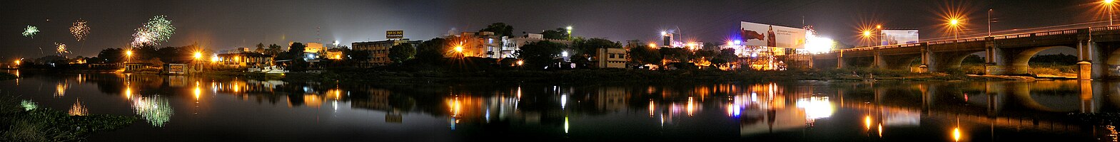 una vista panoramica di un fiume e dello skyline della città nel porto