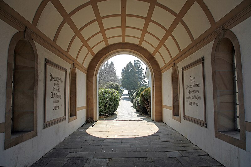 File:Torbogen Friedhof.jpg