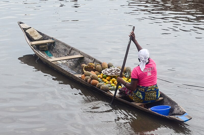 File:Transport sur le lac Ganvié.jpg