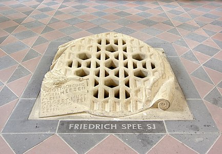 Oculus boven het graf van Friedrich Spee