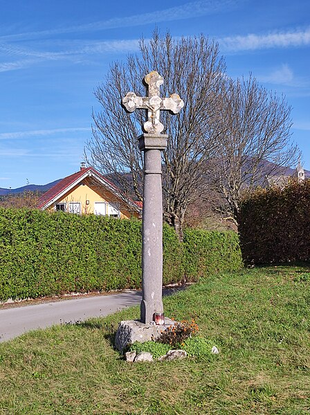 File:Trnje, stone cross in southern part of the village.jpg