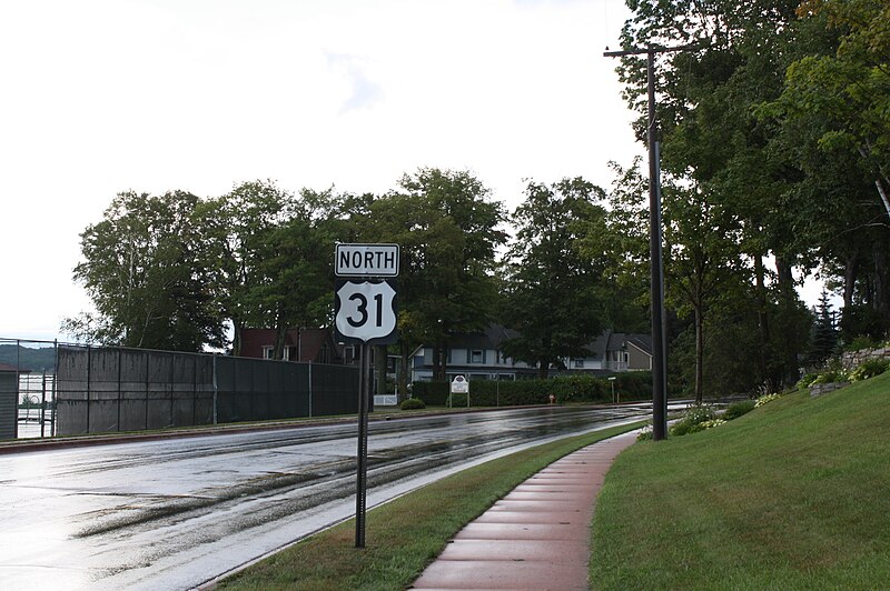 File:US31 Sign Looking North Bay View Michigan.jpg