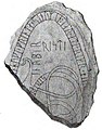 The runestone U 973. The inscription reads siriþ l... ...(u)n huki ' frenta ' sinum ' in ' iar ati ' rikr ' h(u)-... ... in ybir risti. In English "Sigríðr had ... her kinsman. And here the powerful owned ... ... And Œpir carved."