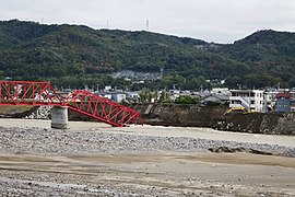 Tulvan sortama silta Uedassa