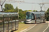 Een aankomende tram vanuit Uithoorn Busstation, een andere tram staat gereed voor vertrek; 20 juli 2024.