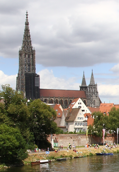 File:Ulmer Münster v Bahnbrücke2015.png