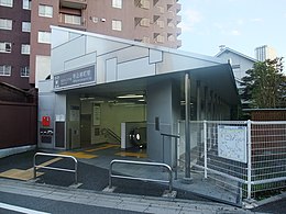 Sortie ouest de la gare d'Ushigome-yanagicho.JPG