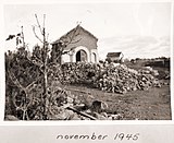 Vallø nye kapell (bygd 1932) i april/mai 1945 og i november samme år.