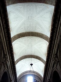 Bóvedas de la nave central de la Catedral, construidas por Francisco Tejerina entre 1662 y 1666. Puede advertirse también cómo el entablamento oculta los huecos de iluminación, con lo cual parece que la bóveda flota suspendida.
