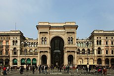 Veduta della Galleria Vittorio Emanuele II da piazza del Duomo, Milano.jpg