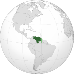 Земля, контролируемая Венесуэлой, показана темно-зеленым цветом;  заявленные, но неконтролируемые земли показаны светло-зеленым цветом.