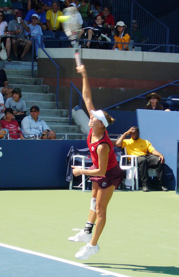 Zvonareva serving at the 2009 US Open