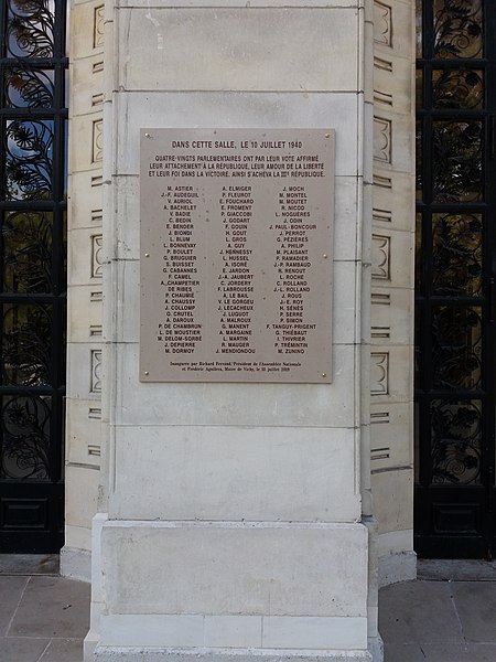 File:Vichy - Palais des Congrès, plaque des 80 parlementaires.jpg