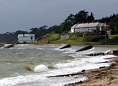 نمای به سمت کلبه های گارد ساحلی ، لپه - geograph.org.uk - 648389.jpg