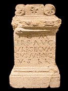Ara votiva procedente de Vindobona, dedicada a Xúpiter Óptimo Máximo polo soldado Ulpio Secundo a finais do século II.