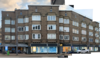 Blok etagewoningen met winkels op de begane grond in Zakelijk Expressionistische stijl
