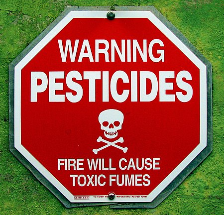 علامة تحذير حول التعرض المحتمل للمبيدات.
