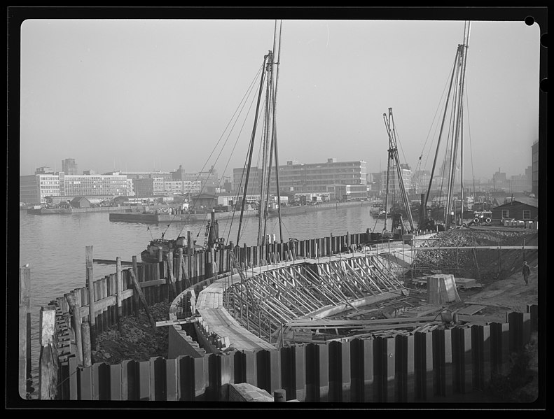 File:Werkzaamheden voor de constructie van de kademuren bij de Nieuwe Leuvebrug en sluis met gebouwen aan de Wijnkade 1959.jpg