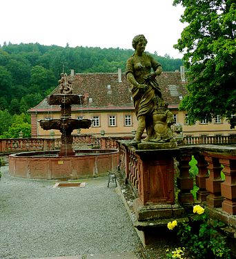 English: Fountain and 18th century statue in 2008