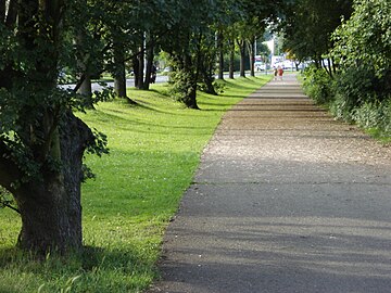 Der unterirdische Verlauf des Ost- und Westbachs ist in Herne-Baukau über den Fußweg am Westrand des Schloss Strünkedeparks zu verfolgen.