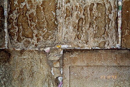 Karteczki z modlitwami i życzeniami w szczelinach między kamieniami Ściany Płaczu w Jerozolimie