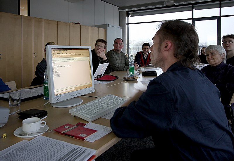 File:Wikipedianer in der Deutschen Nationalbibliothek (5810).jpg