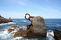 De sculpturale compositie "Comb of the Winds" van Chillida in het pretpark