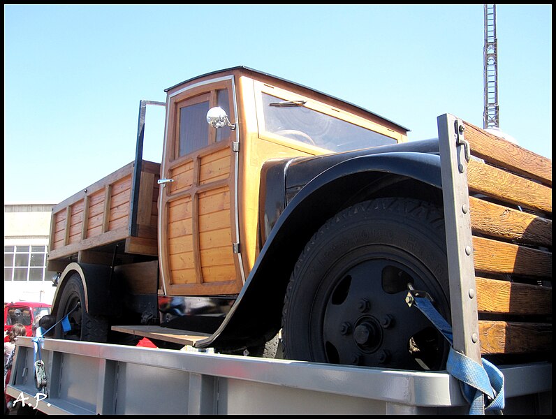 File:Wooden-bodies Willys-Knight truck in Cuenca, Spain.jpg
