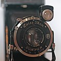 Detailansicht einer Zeiss Ikon Ikonta mit Compur-Verschluss und Carl Zeiss Tessar-Objektiv