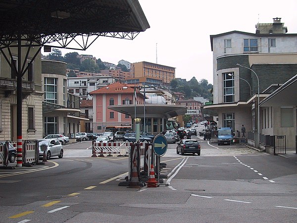 Customs at Chiasso towards Italy: Switzerland ends at the end of the foreground grey zone.