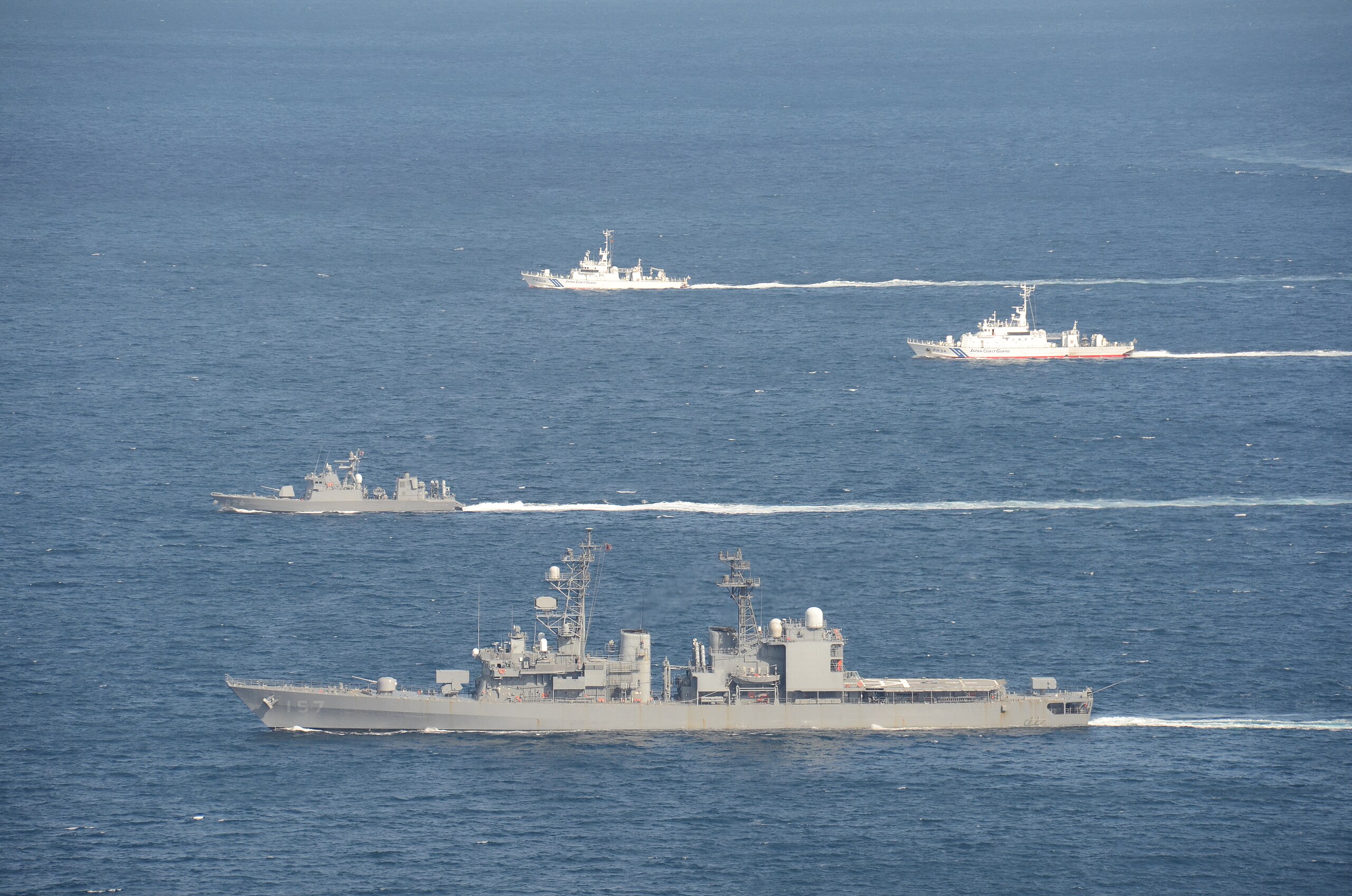 ファイル:海上保安庁と共同訓練を実施中の海上自衛隊護衛艦「さわぎり 