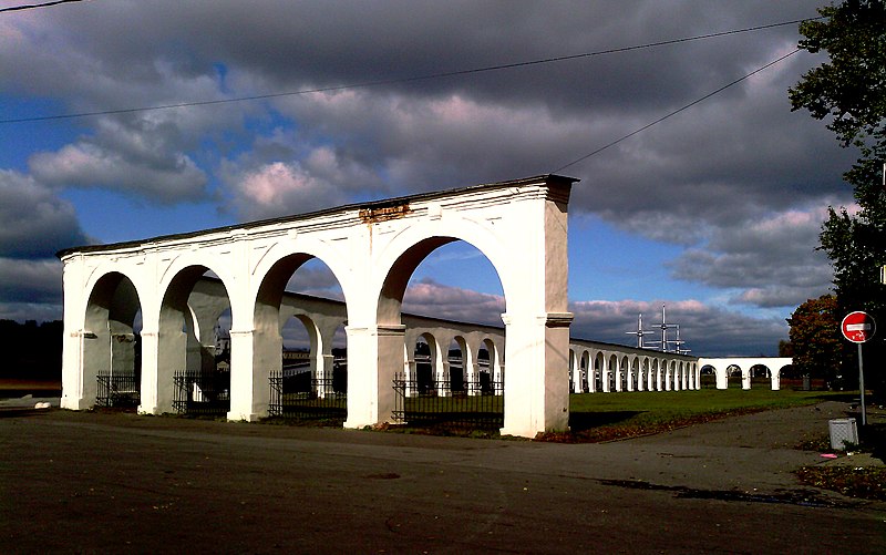 File:Аркада Гостиного двора, Ярославово Дворище.jpg