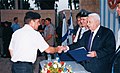 ראש הממשלה אריאל שרון מעניק תעודת בוגר מב"ל 2002