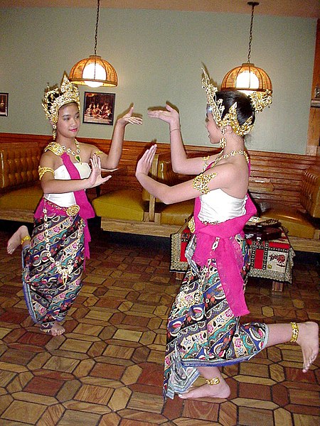 File:2002-07-22 Dancers5-thailand.jpg