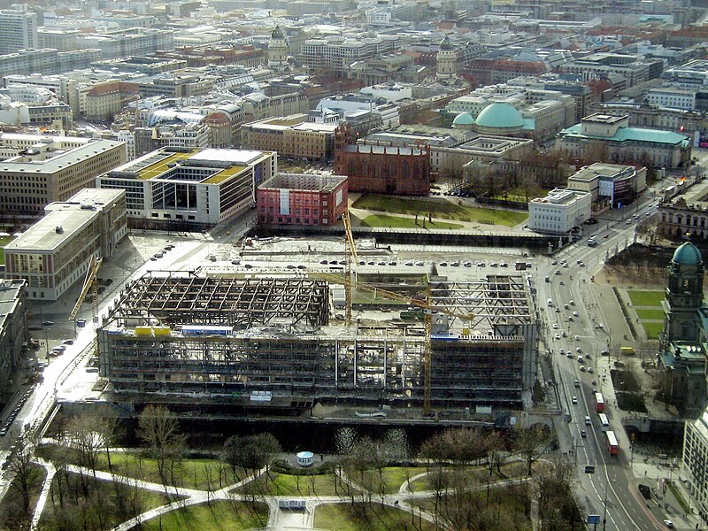 Fil:View from Fernsehturm TV Tower Berlin to demolition Palast der Republik 20070228.jpg
