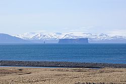 Drangey au milieu du Skagafjörður avec la Skagi au loin vus depuis Hofsós.