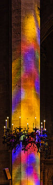 Säule in der Kathedrale der Heiligen Maria in Palma de Mallorca durch Buntglasrosette beleuchtet Pillar at the Cathedral of St. Mary in Palma de Mallorca illuminated through stained glass window