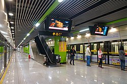 201704 Platform of Xinjiangwancheng Station.jpg