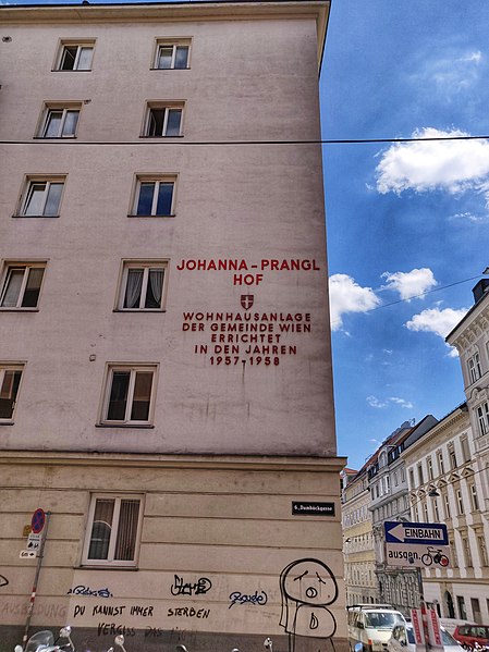 File:2020-06-06 Gemeindebau Johanna-Prangl-Hof inscription.jpg