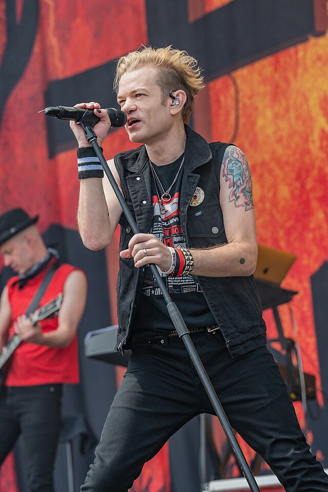 Sum 41 - Members, Ages, Trivia