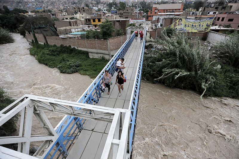 File:300 EFECTIVOS DEL EJÉRCITO APOYAN A DAMNIFICADOS POR HUAICO EN CHOSICA (16903035796).jpg