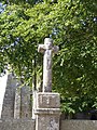 Chapelle Saint-Gonéry - Drei Kreuze(1595) am Eingang stellen Jesus umgeben von Guten & Schlechten Dieben dar.Hohe Stufen als Schutz der Toten vor Dämonen. Enclos Paroissal - Umfriedeter Pfarrbezirk - Plougrescant - Côtes-d'Armor - (Côte de Granit Rose) - Bretagne