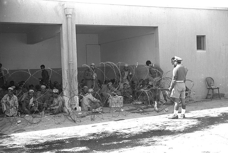 File:AN IDF SOLDIER GUARDING EGYPTIAN POW'S IN BEER SHEVA.jpg