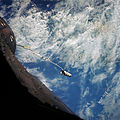 Raketový stupeň Agena spojený pomocou lana s kozmickou loďou Gemini 12 počas 32. obletu
