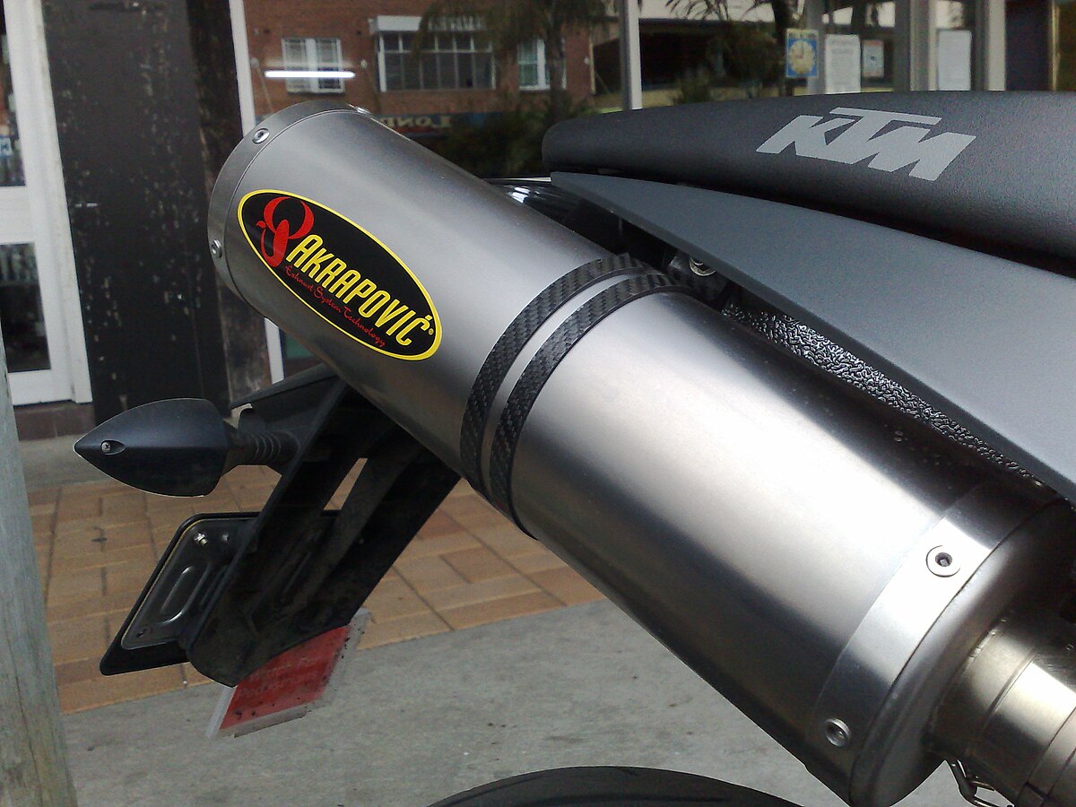 https://upload.wikimedia.org/wikipedia/commons/thumb/0/06/Akrapovic_cans_on_KTM_motorcycle.jpg/1200px-Akrapovic_cans_on_KTM_motorcycle.jpg